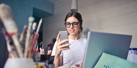 Исследование: смартфон на работе не только отвлекает, но и заставляет нас сильнее скучать