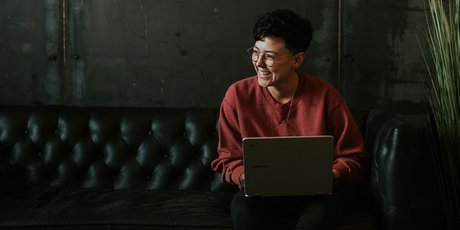 Без грязных анекдотов и сарказма: как шутить на работе, чтобы быть продуктивнее и получать удовольствие
