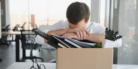 Руководство оренбургского завода вывесило на здании стенд «Моральные уроды» с фотографиями и именами бывших сотрудников