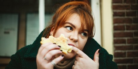 "Не время для диеты из салата и приседаний": как сохранить здоровые привычки в самоизоляции