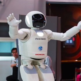 В Китае начали продавать человекоподобных роботов