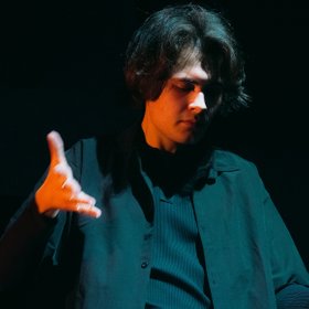 Перевести на жестовый язык шоу Альбины Сексовой: концертный сурдопереводчик – о своей работе