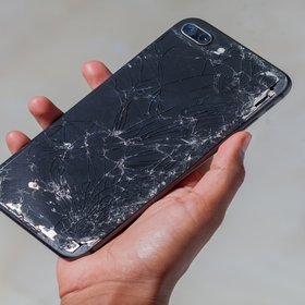В TikTok новый тренд: парни разбивают свои телефоны, чтобы сделать их более «мужскими»