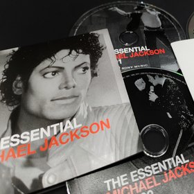 Майкл Джексон стал первым певцом, чьи песни попадали в топ-10 чарта Billboard шесть десятилетий подряд