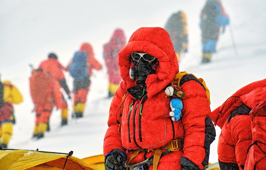 высота, лидер, женщина, экспедиция, холод, снег, вершина, альпинист, восхождение, красный, китайский, гора, восхождение, женщина, Манаслу, восхождение, Эверест, кислород, экстрим, группа, маска, шторм, снаряжение, пик, команда, альпинист, парка, на открытом воздухе, альпинист, замерзание, Гималаи, вызов;
