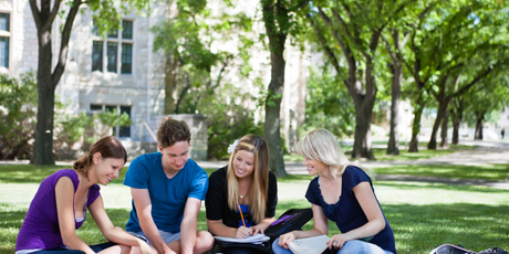 «Пытается потрогать за руки, плечи, волосы»: студентки Финансового университета уже два года жалуются на мужчину, который преследует их у вуза
