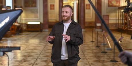 Первый несмешной монолог комика Евгения Чебаткова — об искусстве, мате и проработке травм прямо на сцене