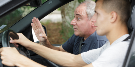 В Москве ученик автошколы напал с ножом на инструктора