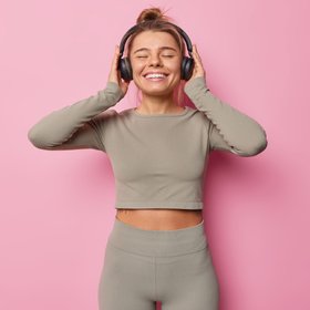 Частое использование наушников повышает риск развития деменции