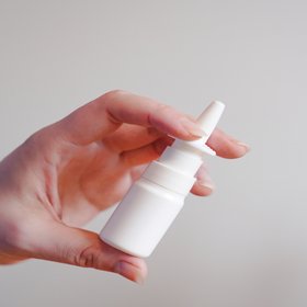 Ученые заявили о создании назального спрея, который улучшает память и замедляет старение мозга