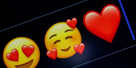 «Отвечаю по работе». Почему мы флиртуем в переписках с коллегами