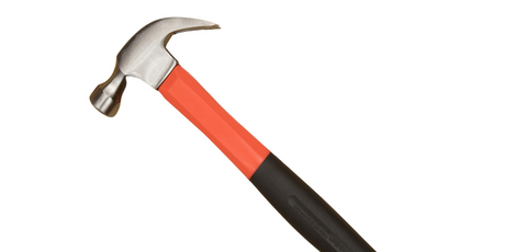 В соцсетях новый тренд: зумеры стучат молотком себе по лицу, чтобы изменить его форму