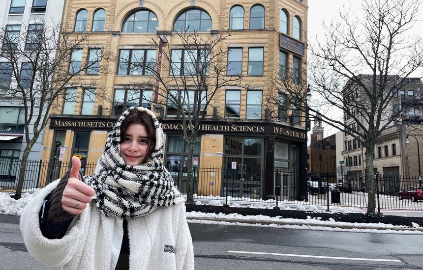 Алиса Саксон. Молодая сценаристка. США