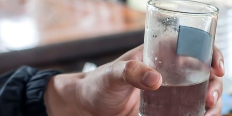 СК проверит таблетки с маркетплейсов, в инструкции к которым сказано: «подкинь девушке в напиток, и она не сможет тебе отказать»