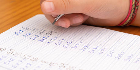 В соцсетях вирусится новый мем «7х7=49»: люди пытаются типировать персонажей фильмов и аниме по примерам из таблицы умножения