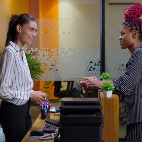 Российские банки начали сокращать штат и поднимать зарплаты