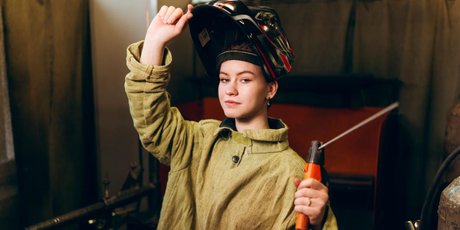 «Смотрите, девочка лучше вас варит»: студентка колледжа — о работе сварщицей на заводе