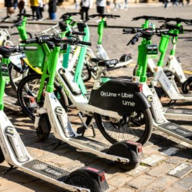 «Если водитель хочет гонять на электросамокате, пусть будет готов заниматься бесплатной доставкой продуктов и лекарств пожилым людям», — председатель партии «Коммунисты России» Сергей Малинкович