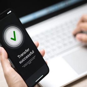 В Москве жены переводят мужьям на 8% больше денег, чем мужья женам