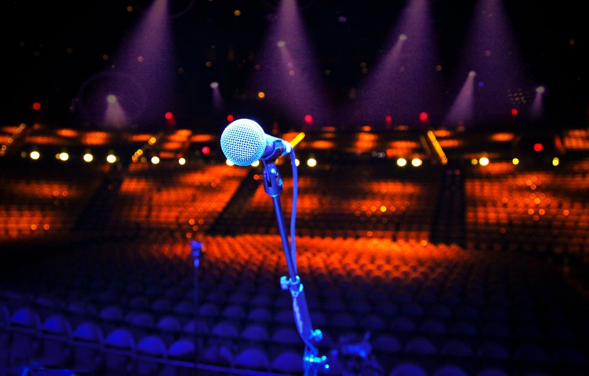 Микрофон на сцене. «Песни Офелии» в исполнении Елене Гвритишвили