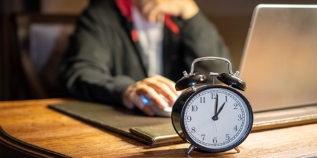 47% россиян сталкивались с переработками, а каждому пятому за это даже не заплатили