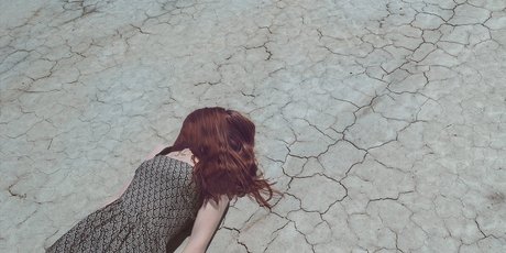 «Я думала, что у меня рак, а оказалось, я просто устала». Настя Николаева о выгорании, спектакле-терапии и заботе о себе