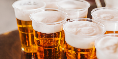 В соцсетях новый тренд: люди пытаются выпить бокал пива, пока они делают снимки в фотобудке