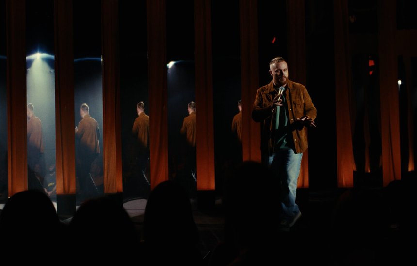 Кадр из концерта Евгения Чебаткова «Человек-слепень»