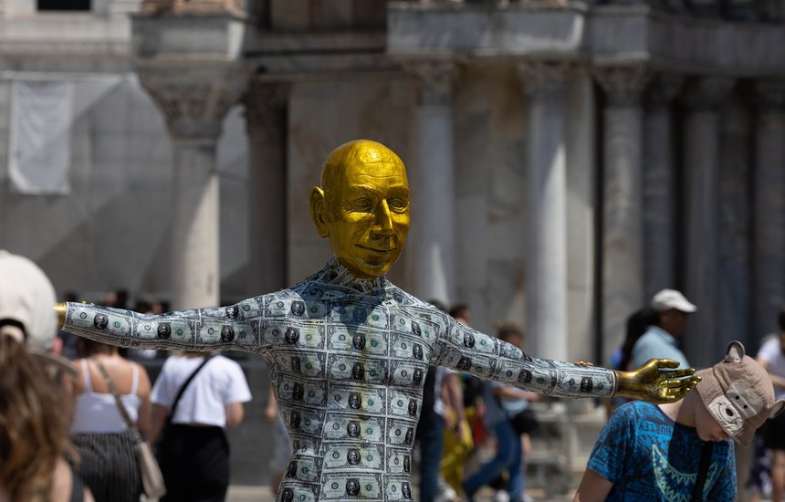 Манекен, изображающий Безоса, выставленный в Венеции в качестве протеста против свадьбы. Кто такой Джефф Безос — миллиардер, которого захейтили за свадьбу в Венеции