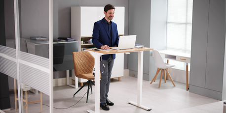 «30 минут сидя, 15 минут стоя»: ученые вывели идеальный режим работы, который избавит от болей в спине и улучшит концентрацию внимания