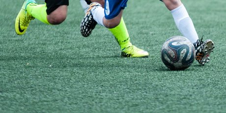 «Рожайте вы детей, занимайтесь мужьями. Каждый раз, когда женщину ставят главным арбитром, смешные вещи начинаются», — комментатор футбольного матча раскритиковал девушку-арбитра