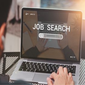 «Те, кто меняет правила». Ученые рассказали, какие фразы в вакансиях привлекают нарциссов