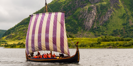 Археолог 26 раз отправлялся в плавание на традиционной открытой деревянной лодке, чтобы изучить пути викингов