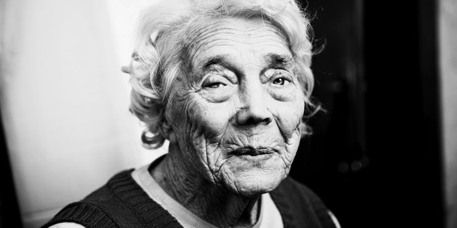 «Есть один признак возраста, который поражает меня больше любых физических изменений»: Симона де Бовуар — о старении