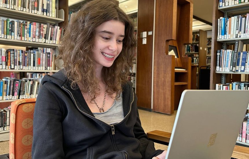 Алиса Саксон. Молодая сценаристка. США