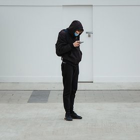 Исследование: люди с высоким интеллектом чаще соблюдают правила социального дистанцирования