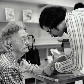 Люди, которые узнают новости из соцсетей, чаще верят дезинформации о прививках, чем те, что читают СМИ