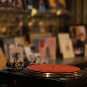 Тренд зумеров на аналоговые увлечения повышает продажи CD-дисков, виниловых пластинок, бумажных книг и возрождает экономику