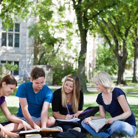 «Пытается потрогать за руки, плечи, волосы»: студентки Финансового университета уже два года жалуются на мужчину, который преследует их у вуза