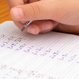 В соцсетях вирусится новый мем «7х7=49»: люди пытаются типировать персонажей фильмов и аниме по примерам из таблицы умножения