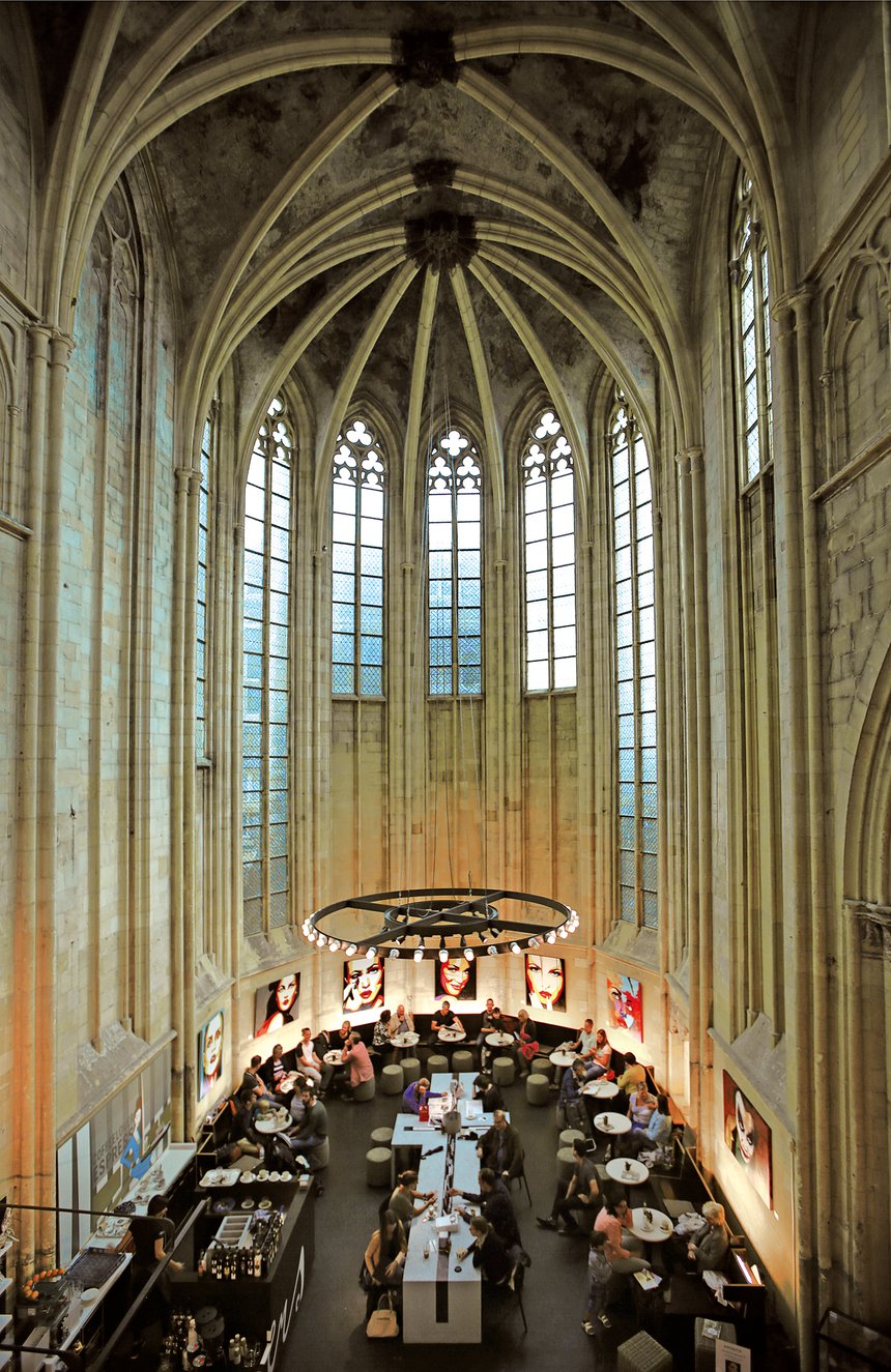 Книжный магазин в доминиканской церкви в Маастрихте. Фотография из книги Онхо Ким «Книжные магазины: большое путешествие от Сеула до Санкт-Петербурга». ИЗДАТЕЛЬСТВО МИФ