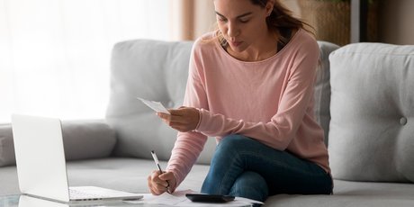 Больше трети россиян хотят, чтобы их зарплата была привязана к курсу доллара или евро