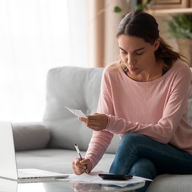 Больше трети россиян хотят, чтобы их зарплата была привязана к курсу доллара или евро