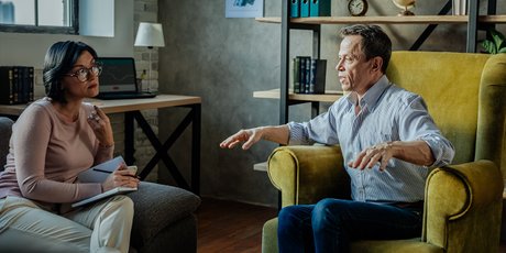 Подкаст дня: “Я вас слушаю” – что ждет вас на самом деле на сеансе у психотерапевта