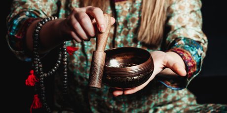 «Кто-то, кажется, слегка похрапывает на фоне»: медитация с поющими чашами – глазами студентки-медика