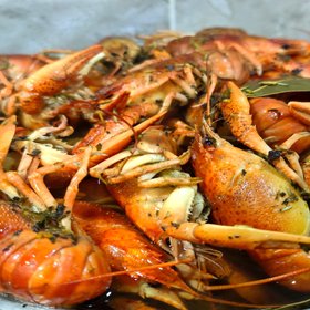 Российские автодилеры начали дарить покупателям машин муку и раков