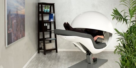 «Готовность жертвовать сном — признак мачизма». Зачем компании ставят в офисах кабинки для сна