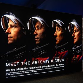 NASA впервые за 53 года отправило астронавтов к Луне