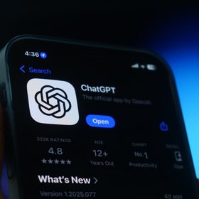 Люди реже используют ChatGPT для решения рабочих задач