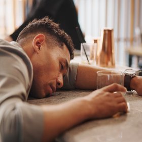 Миллениалы — самое пьющее поколение за всю историю человечества